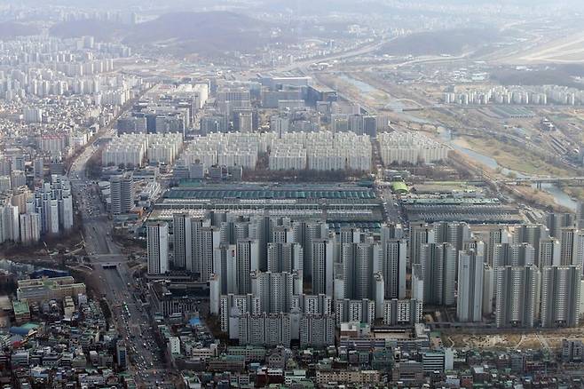 2년 거주하지 않아도 양도세 비과세 혜택을 받을 수 있는 상생임대 제도가 연장되면서 서울 강남3구와 용산구가 주목받고 있다. 서울 송파구 롯데월드 서울스카이에서 바라본 헬리오시티 아파트. [매경DB]