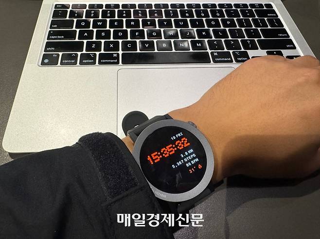 CMF 워치 프로2를 착용한 모습 [사진 = 정호준 기자]