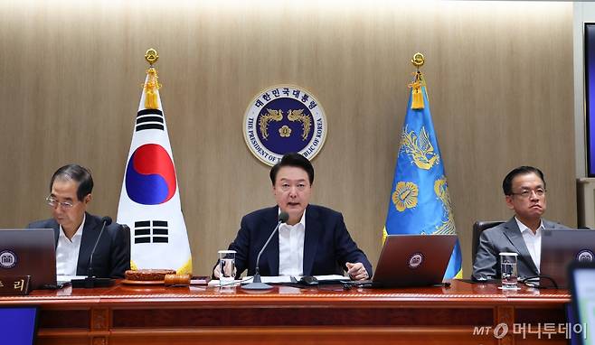[서울=뉴시스] 최진석 기자 = 윤석열 대통령이 30일 서울 용산 대통령실 청사에서 열린 국무회의를 주재하고 있다. 2024.07.30.