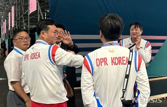 [파리=뉴시스]북한 김일국 체육상이 한국 취재진 인터뷰 요청에 거부 의사를 밝혔다. (사진=안경남)