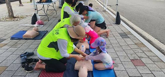 [대구=뉴시스] 대구안전생활실천시민연합은 군위군 삼국유사테마파크 내 워터파크에서 시민을 대상으로 물놀이 안전 체험 캠프를 운영했다. (사진=대구안전생활실천시민연합 제공) 2024.07.30. photo@newsis.com  *재판매 및 DB 금지