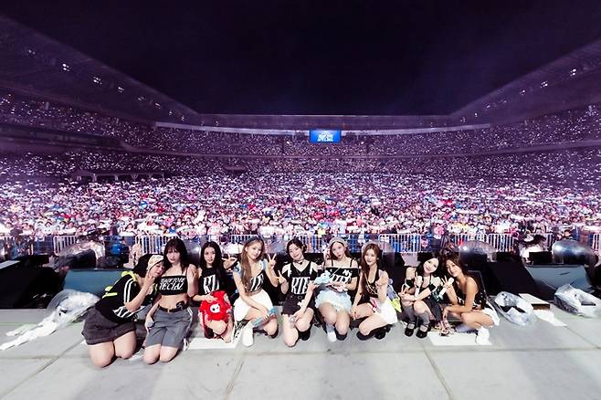트와이스는 해외 여성 아티스트로는 처음으로 일본 닛산 스타디움에서 단독 콘서트를 열었다. 트와이스 일본 공식 트위터