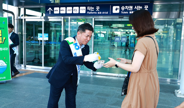 조근수 본부장(왼쪽)이 KTX 이용객을 대상으로 우리쌀로 만든 식혜와 떡을 나눠주고 있다.