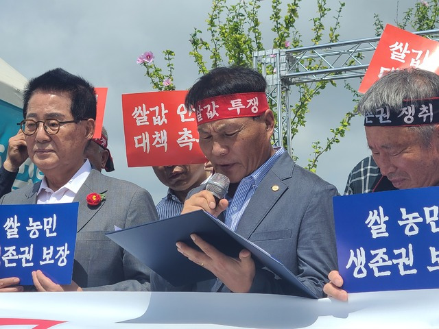 조희성 한국쌀전업농중앙연합회장(가운데)과 박지원 더불어민주당 의원(맨 왼쪽)이 30일 서울 영등포구 국회 앞에서 열린 기자회견에서 정부와 국회에 쌀값 안정대책을 촉구하고 있다.