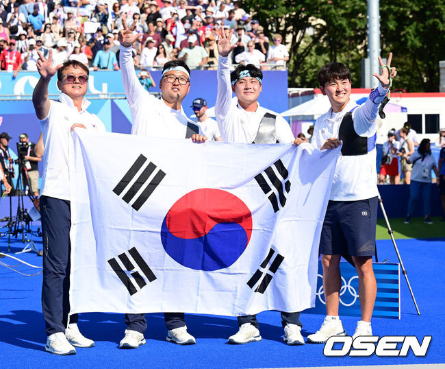 [OSEN=파리(프랑스), 최규한 기자] 한국 남자 양궁이 올림픽 단체전 3연패를 달성했다.30일(한국시간) 프랑스 파리 앵발리드에서 열린 ‘2024 파리올림픽’ 양궁 리커브 남자 단체 결승 한국과 프랑스의 경기에서 세트스코어 5-1로 금메달을 거머쥐었다. 김우진(청주시청), 이우석(코오롱), 김제덕(예천군청)으로 이뤄진 한국 대표팀은 압도적인 실력으로 올림픽 3연패 위업을 달성했다.김제덕, 이우석, 김우진과 박성수 감독이 올림픽 3연패 세리머니를 펼치고 있다. 2024.07.30 / dreamer@osen.co.kr