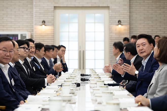 윤석열 대통령이 7월24일 서울 용산 대통령실에서 국민의힘 신임 지도부 및 당대표 후보 출마자들과 만찬을 함께 하고 있다.ⓒ대통령실 제공