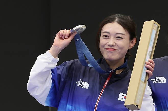 김예지가 28일(현지시간) 프랑스 샤토루 슈팅 센터에서 열린 2024 파리올림픽 사격 공기권총 10m 여자 결선에서 은메달을 딴 뒤 포즈를 취하고 있다.    샤토루 | 연합뉴스