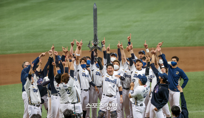 2020시즌 한국시리즈 우승 뒤 NC 선수들. 경향신문 DB