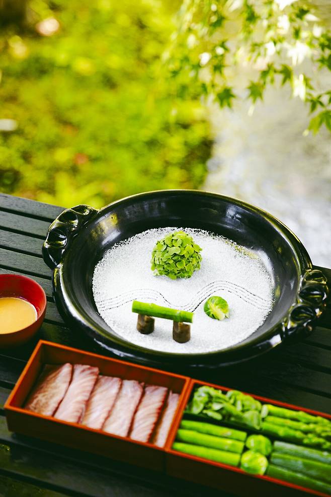 와규 스키야끼. 물냉이와 아스파라거스 등을 활용해 일본 정원을 표현했다