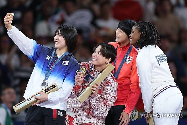 세계랭킹 3위 허미미가 29일 프랑스 파리 샹드마르스 경기장에서 열린 2024 파리 하계올림픽 여자 57㎏급 결승에서 세계랭킹 1위 크리스타 데구치(캐나다)와 잘 싸우고도 지도 3개를 받고 반칙패, 은메달을 차지했다.  허미미의 은메달은 내리막길 걷는다는 혹평을 받은 한국 유도가 대회 사흘 만에 받은 첫 메달이다. 다만 심판의 석연찮은 판정 끝에 받은 은메달에 그쳤다는 평가도 나오고 있다. 연합뉴스