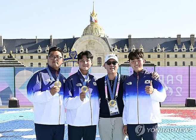 김제덕(20·예천군청)이 엄청난 침착함을 발휘했다. 김제덕은 손등에 벌이 앉은 상황에서도 평점심을 유지해 10점을 쐈다. 심박수는 오히려 더 떨어졌다. 2004년생 20세, 8강전에서 일본을 제압하고 준결승에 오르자 얼굴이 빨개지도록 파이팅을 외치던 선수라고는 믿기 힘든 침착함이었다. 사진 연합뉴스