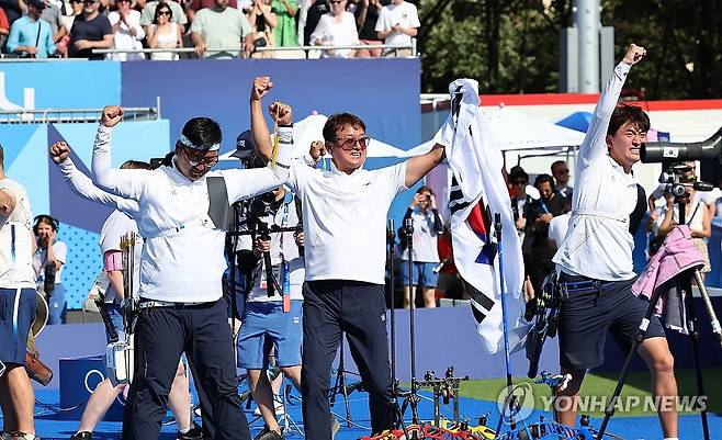 남자 양궁 단체전도 금메달! (파리=연합뉴스) 김인철 기자 = 29일(현지시간) 프랑스 파리 레쟁발리드 양궁 경기장에서 열린 2024 파리올림픽 양궁 남자 단체 결승전에서 프랑스를 이기고 우승을 차지한 한국 대표팀 선수들이 환호하고 있다. 2024.7.30 yatoya@yna.co.kr