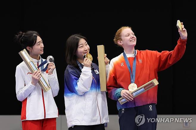 '금빛막내' 반효진, 하계올림픽 100번째 금메달 달성 (샤토루[프랑스]=연합뉴스) 임화영 기자 = 29일(현지시간) 프랑스 샤토루 슈팅 센터에서 열린 2024 파리올림픽 사격 공기소총 10m 여자 결선 시상식에서 금메달리스트 반효진이 은메달의 황위팅(중국), 동메달의 오드리 고냐트(스위스)와 기념촬영하고 있다.
    한국 사격 대표팀 역대 최연소 선수인 반효진은 우리나라 역대 하계 올림픽 100번째 금메달의 주인공이 됐다.  2024.7.29 hwayoung7@yna.co.kr