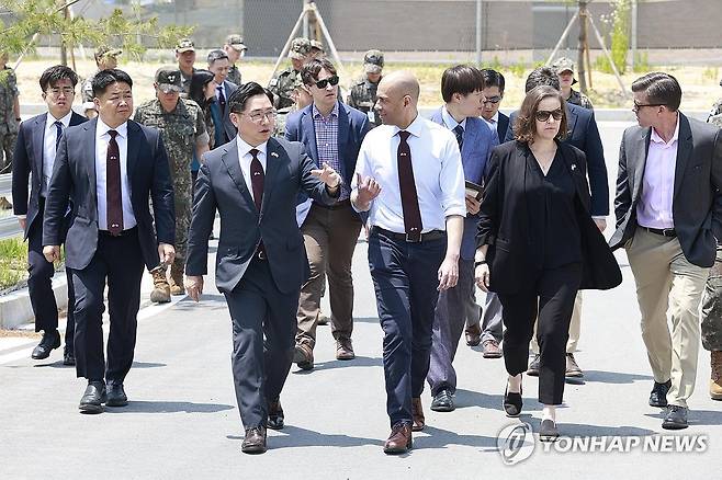 한미 핵협의그룹 대표단, 미사일전략사령부 방문 (서울=연합뉴스) 조창래 대한민국 국방정책실장과 비핀 나랑 미합중국 국방부우주정책차관보 대행 등 한미 NCG 대표단이 제3차 핵협의그룹(NCG) 계기로 11일 육군 미사일전략사령부를 공동으로 방문하고 있다. 2024.6.11 [국방부 제공. 재판매 및 DB 금지] photo@yna.co.kr