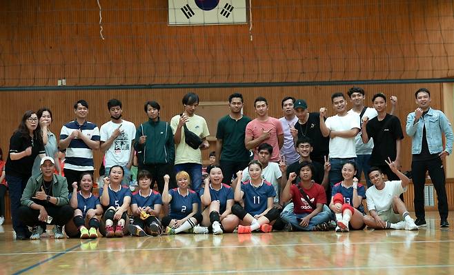 안산시 다문화배구단 '유니버서 스타즈' [안산시 제공. 재판매 및 DB 금지]