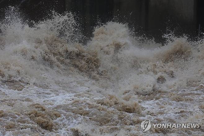 쏟아지는 임진강 상류의 물 (연천=연합뉴스) 임병식 기자