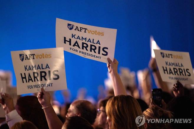 해리스 부통령 지지 팻말을 들고 있는 지지자들 (휴스턴 AFP=연합뉴스) 25일(현지시간) 텍사스주에서 열린 미 교원노조 연설에 참석한 카멀라 해리스 부통령의 지지자들. 2024.07.30