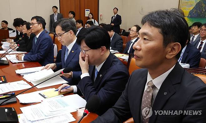 국회에서 열린 '티몬·위메프 정산 및 환불 지연 사태' 현안질의 (서울=연합뉴스) 김주형 기자 = 30일 오전 국회 정무위원회에서 열린 '티몬·위메프 정산 및 환불 지연 사태' 관련 긴급 현안질의에서 구영배(왼쪽 세번째) 큐텐그룹 대표가 의원 질의에 답변하고 있다. 
    왼쪽부터 류화현 위메프 대표, 류광진 티몬 대표, 구영배 큐텐그룹 대표, 한기정 공정거래위원장, 김소영 금융위부위언장, 이복현 금융감독원장. 2024.7.30 kjhpress@yna.co.kr