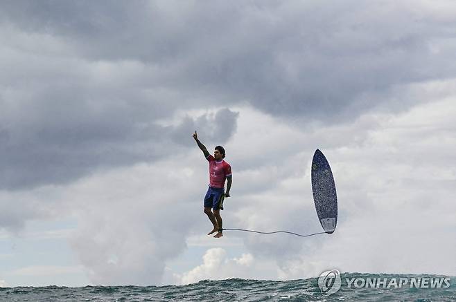 파리 올림픽 '최고의 한 컷' (타히티 AFP=연합뉴스) 29일(현지시간) 폴리네시아 타히티 테아후푸에서 열린 파리 올림픽 남자 서핑 예선 3라운드 경기에서 가브리엘 메디나 선수가 기술에 성공한 뒤 공중에 몸을 띄우고 세리머니를 선보이고 있다. 이 사진은 온라인에서 화제를 모으며 이번 파리 올림픽에서 찍힌 '최고의 사진' 중 하나로 꼽히고 있다. 2024.07.30