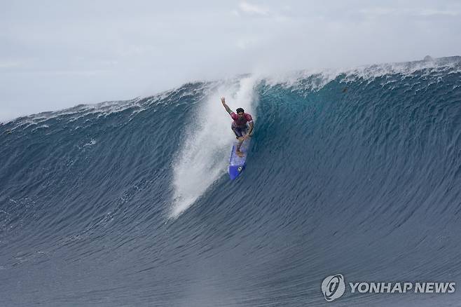 파도 가르며 내려오는 가브리엘 메디나 선수 (타히티 AP=연합뉴스) 29일(현지시간) 타히티 테아후푸에서 열린 남자 서핑 예선 3라운드 경기에서 가브리엘 메디나 선수가 파도 타기를 선보이고 있다. 2024.07.30