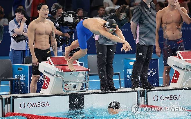 힘차게 출발하는 마지막 주자 김우민 (파리=연합뉴스) 김인철 기자 = 30일(현지시간) 프랑스 파리 라데팡스 아레나에서 열린 2024 파리올림픽 수영 남자 800m 계영 예선전에서 한국 마지막 주자 김우민이 힘차게 출발하고 있다. 2024.7.30 yatoya@yna.co.kr