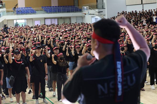 지난 22일 오전 경기 용인시 삼성전자 기흥캠퍼스 세미콘 스포렉스에서 열린 전국삼성전자노동조합(전삼노) 총파업 승리 궐기대회에서 조합원들이 구호를 외치고 있다. (사진=연합뉴스 제공)