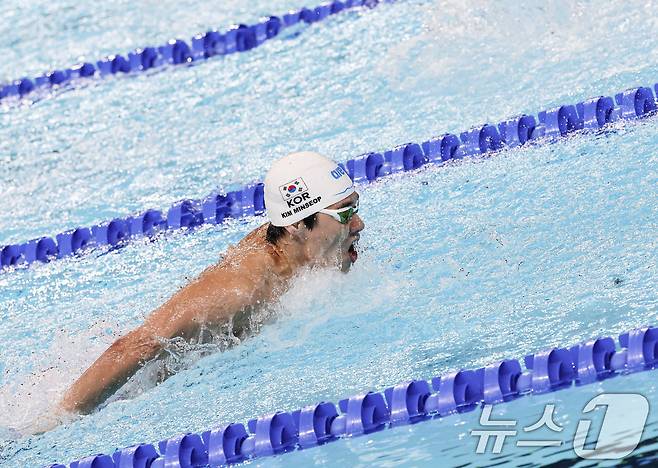 대한민국 수영대표팀 김민섭이 31일(한국시간) 프랑스 파리 라 데팡스 아레나에서 열린 2024 파리올림픽 남자 200ｍ 접영 준결승 경기에서 역영을 펼치고 있다. 2024.7.31/뉴스1 ⓒ News1 이동해 기자