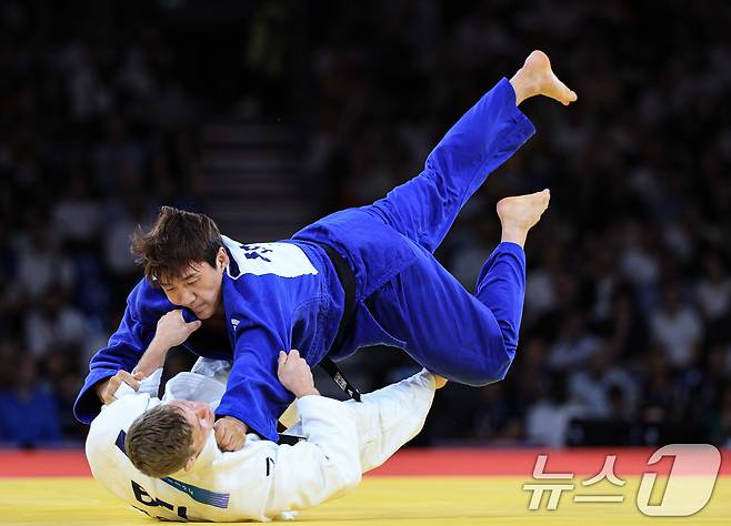 대한민국 유도대표팀 이준환 선수가 31일(한국시간) 프랑스 파리 샹 드 마르스 아레나에서 열린 2024 파리올림픽 유도 남자 -81kg 동메달 결정전에서 벨기에의 마티아스 카스 선수와 자웅을 겨루고 있다. 2024.7.31/뉴스1 ⓒ News1 박정호 기자