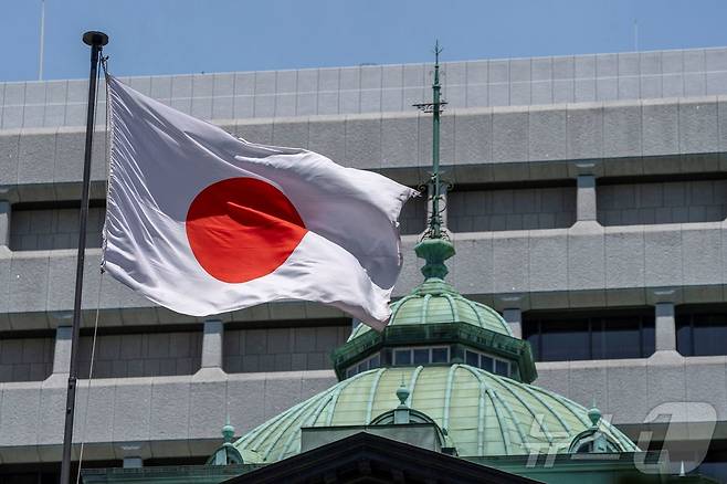 일본 도쿄 일본은행(BOJ) 본점에 일장기가 펄럭이고 있다. 2024.05.30/ ⓒ AFP=뉴스1 ⓒ News1 권진영 기자