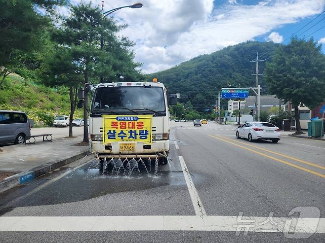 강원 동해안을 중심으로 폭염특보가 발효된 가운데, 삼척시의 한 도로에서 살수작업이 진행되고 있다.(삼척시 제공) 2024.7.31/뉴스1