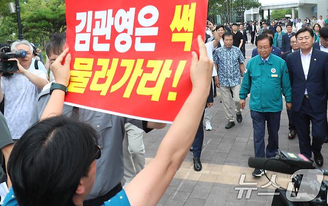 김관영 전북특별자치도지사(오른쪽)가 26일 전북자치도 완주군 완주군청을 방문해 유희태 완주군수의 안내를 받으며 이동하고 있다. 2024.7.26/뉴스1 ⓒ News1 유경석 기자