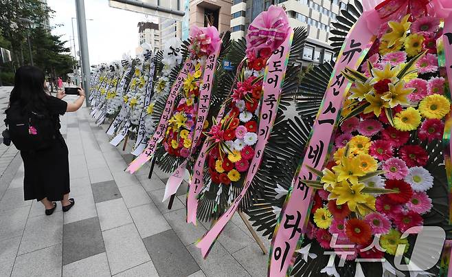 31일 서울 용산구 하이브 사옥 앞에 뉴진스 팬들이 보낸 근조화환이 놓여있다. 2024.7.31/뉴스1 ⓒ News1 박세연 기자