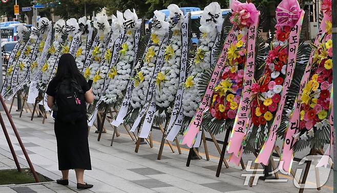 31일 서울 용산구 하이브 사옥 앞에 뉴진스 팬들이 보낸 근조화환이 놓여있다. 2024.7.31/뉴스1 ⓒ News1 박세연 기자