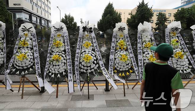 31일 서울 용산구 하이브 사옥 앞에 뉴진스 팬들이 보낸 근조화환이 놓여있다. 2024.7.31/뉴스1 ⓒ News1 박세연 기자