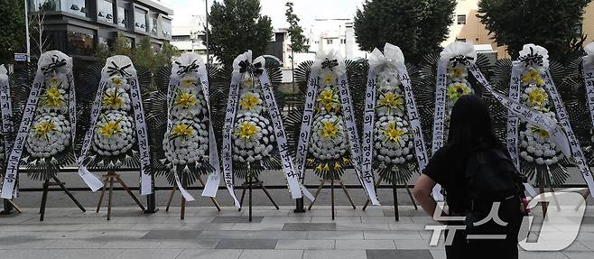 31일 서울 용산구 하이브 사옥 앞에 뉴진스 팬들이 보낸 근조화환이 놓여있다. 2024.7.31/뉴스1 ⓒ News1 박세연 기자