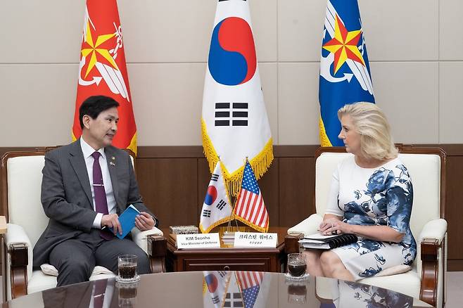 김선호 국방부 차관과 크리스틴 워머스 미국 육군성장관.(국방부 제공)