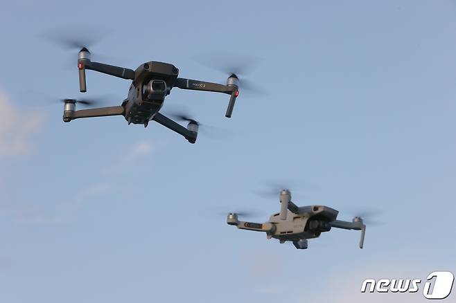 중국 드론 제조업체 DJI 가 만든 DJI Mavic 2 Pro와 DJI Mavic Mini. 사진은 기사 내용 속 드론과 관계없음. ⓒ AFP=뉴스1 ⓒ News1 김예슬 기자