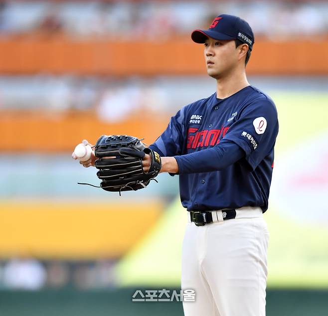 롯데 윤성빈이 30일 인천SSG랜더스필드에서 열린 2024 KBO리그 SSG전에 선발 등판해 호흡을 가다듬고 있다. 사진 | 스포츠서울DB