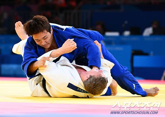 30일(한국시각) 프랑스 파리 샹드마르스 아레나에서 열린 2024 파리올림픽 남자 유도 -81kg 한국 이준환과 벨기에 마티아스 카세의 동메달결정전. 이준환이 공격하는 모습. 파리(프랑스)=정재근 기자 cjg@sportschosun.com/2024.7.30/