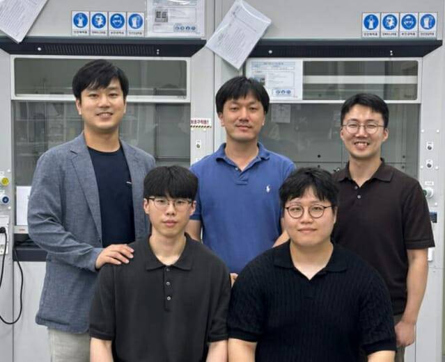 아연공기전지를 개발한 한국생산기술연구원 연구팀. 뒷줄 왼쪽부터 시계방향으로 생기원 윤기로 수석연구원, 한양대 최준명 교수, 최선진 교수(이상 교신저자),생기원 김광원 학생연구원, 한양대 김홍덕 학생연구원.(이상 제1저자)