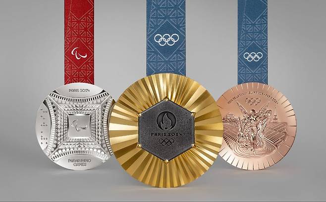 2024 파리올림픽 메달. 금·은·동 앞면 디자인은 가운데 금메달 모습처럼 공통적으로 에펠탑 조각이 들어가 있고, 올림픽(오른쪽)과 페럴림픽(왼쪽)의 메달은 뒷면과 목줄의 색깔로 구분된다. /파리 올림픽 홈페이지