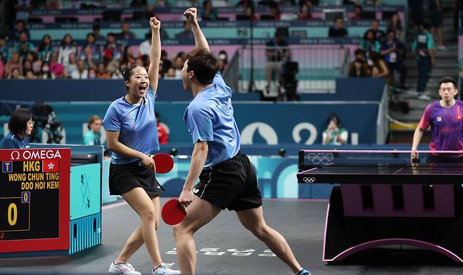 신유빈과 임종훈이 30일 오후(현지시rkr) 프랑스 파리 아레나 파리 쉬드4에서 열린 2024 파리올림픽 혼합복식 동메달 결정전에서 득점을 한 뒤 기뻐하고 있다. /올림픽사진공동취재단