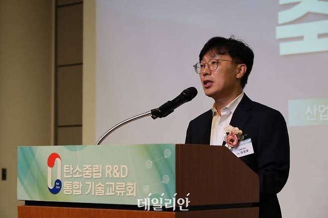 지난 30일 열린 탄소중립 연구개발(R&D) 통합 기술 교류회에서 이민우 산업통상자원부 산업기술융합정책관이 인사말을 하고 있다.ⓒ한국산업기술기획평가원