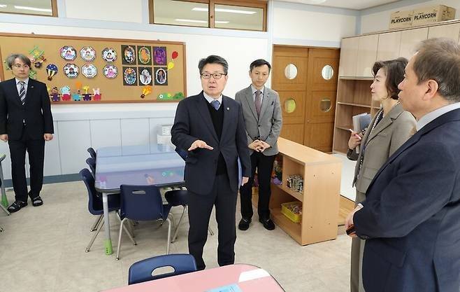 오석환 교육부 차관이 지난 2월26일 학교 현장을 찾아 늘봄학교 준비 상황을 점검하고 있다. 연합뉴스