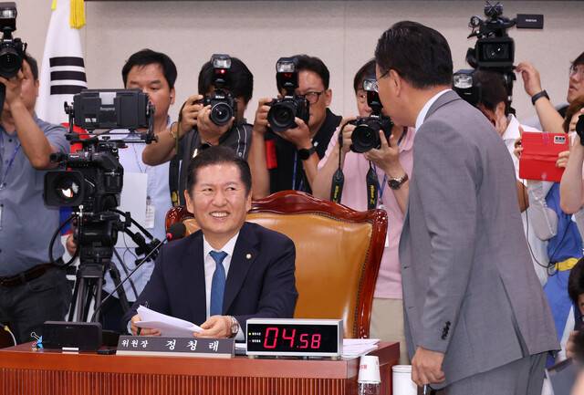 31일 오전 국회에서 열린 법제사법위원회 전체회의에서 여당 간사인 유상범 국민의힘 의원이 더불어민주당 소속 정청래 위원장의 의사진행과 관련해 항의하고 있다. 연합뉴스