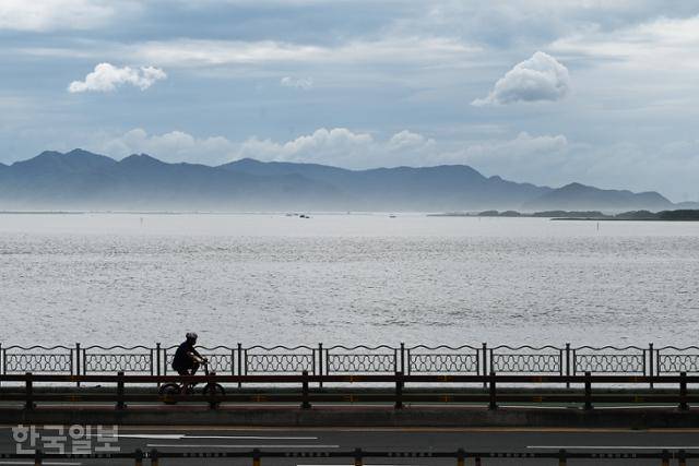 부네치아전망대 카페에서 보는 풍경. 여행객이 자전거로 해안도로를 달리고 있다.