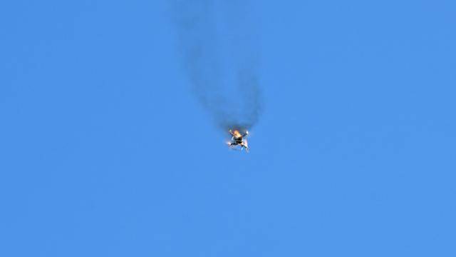 30일 충남 태안군 국방과학연구소 안흥시험장에서 실시한 한국형 레이저대공무기 블록-I 시연 행사에서 레이저 공격을 받은 표적 드론이 불이 붙은 채 추락하고 있다. 국과연 제공