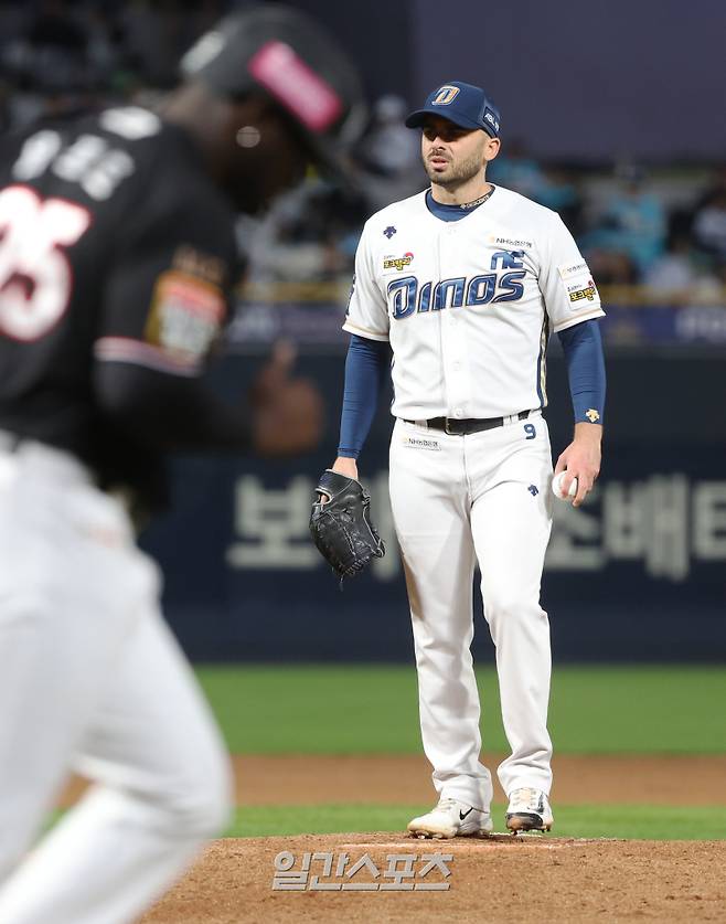 2023 KBO 프로야구 포스트시즌 NC 다이노스와 kt 위즈의 플레이오프 3차전 경기가 2일 오후 경남 창원NC파크에서 열렸다. 3회초 1사 태너가 알포드에게 볼넷을 내주고 아쉬워하고 있다. 창원=김민규 기자 mgkim1@edaily.co.kr /2023.11.02/