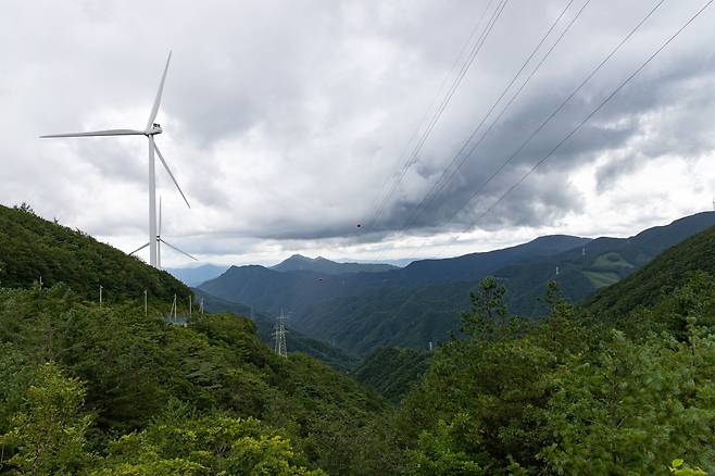 강원도 정선과 태백, 영월에 걸쳐 있는 함백산 만항재는 한국에서 자동차로 올라갈 수 있는 가장 높은 고갯길이다.