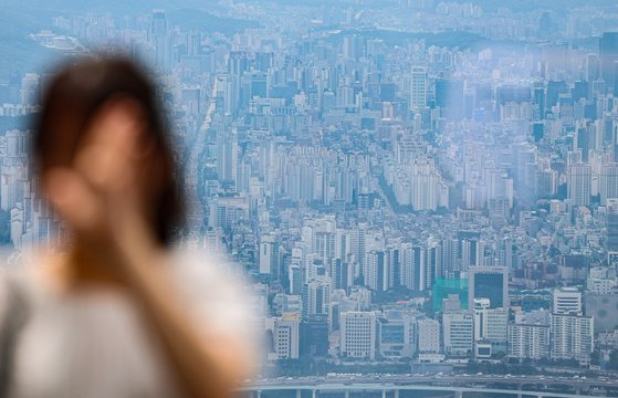 30일 서울 전경. 국토교통부가 31일 발표한 '6월 주택통계'에 따르면 전국 주택 인허가 물량은 2만 3886가구로 지난해 같은 기간보다 35.1% 줄었다. 뉴스1